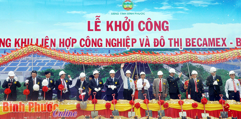 Nguyên Tổng bí thư Lê Khả Phiêu, nguyên Chủ tịch nước Nguyễn Minh Triết cùng lãnh đạo 2 tỉnh Bình Dương, Bình Phước làm lễ động thổ khởi công xây dựng dự án