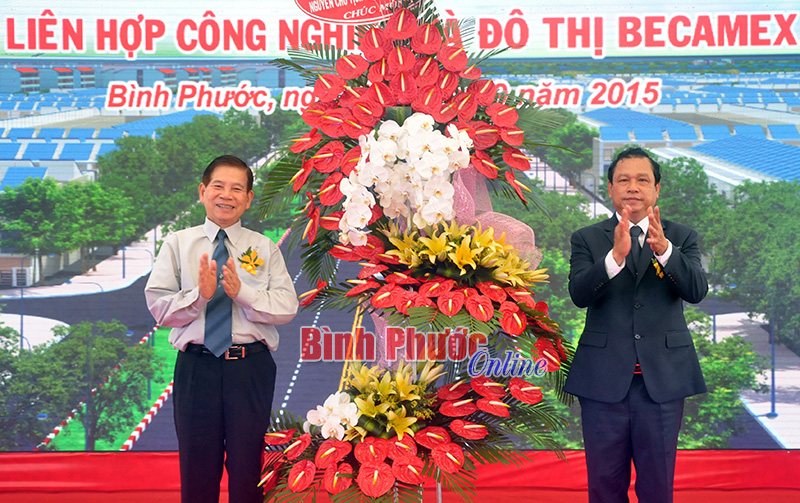 Chủ tịch UBND tỉnh Nguyễn Văn Trăm nhận lẵng hoa chúc mừng của nguyên Chủ tịch nước Nguyễn Minh Triết tặng Đảng bộ, chính quyền và nhân dân tỉnh Bình