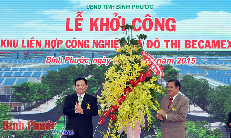 Đồng chí Bí thư Tỉnh ủy Nguyễn Tấn Hưng tặng lẵng hoa của Tỉnh ủy, HĐND, UBND, UBMTTQ Việt Nam tỉnh Bình Phước chúc mừng đơn vị chủ đầu tư
