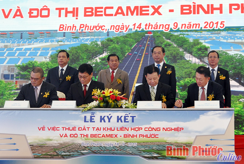 Đại diện lãnh đạo 2 tỉnh Bình Phước, Bình Dương chứng kiến lễ ký bản cam kết của các nhà đầu tư
