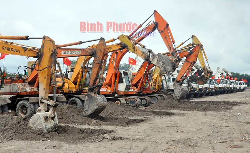 Xe máy chuẩn bị thi công dự án