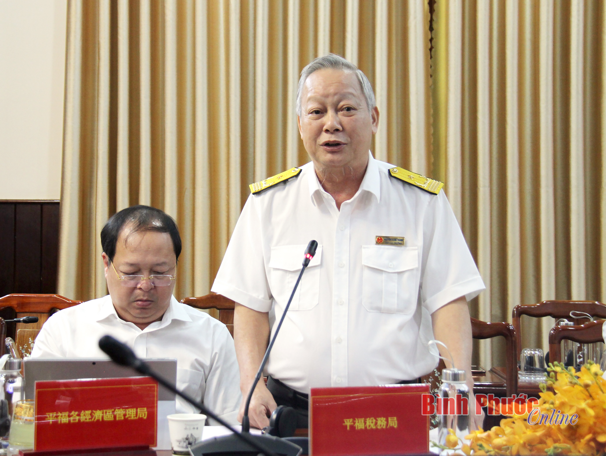 Representatives of the leadership from various departments and sectors of Binh Phuoc province clarified the concerns and questions raised by the investors.