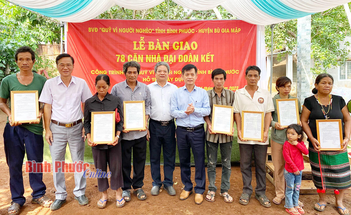 Lãnh đạo tỉnh, huyện Bù Gia Mập và nhà tài trợ trao quyết định bàn giao nhà và tặng quà cho các hộ nghèo ở xã Đắk Ơ