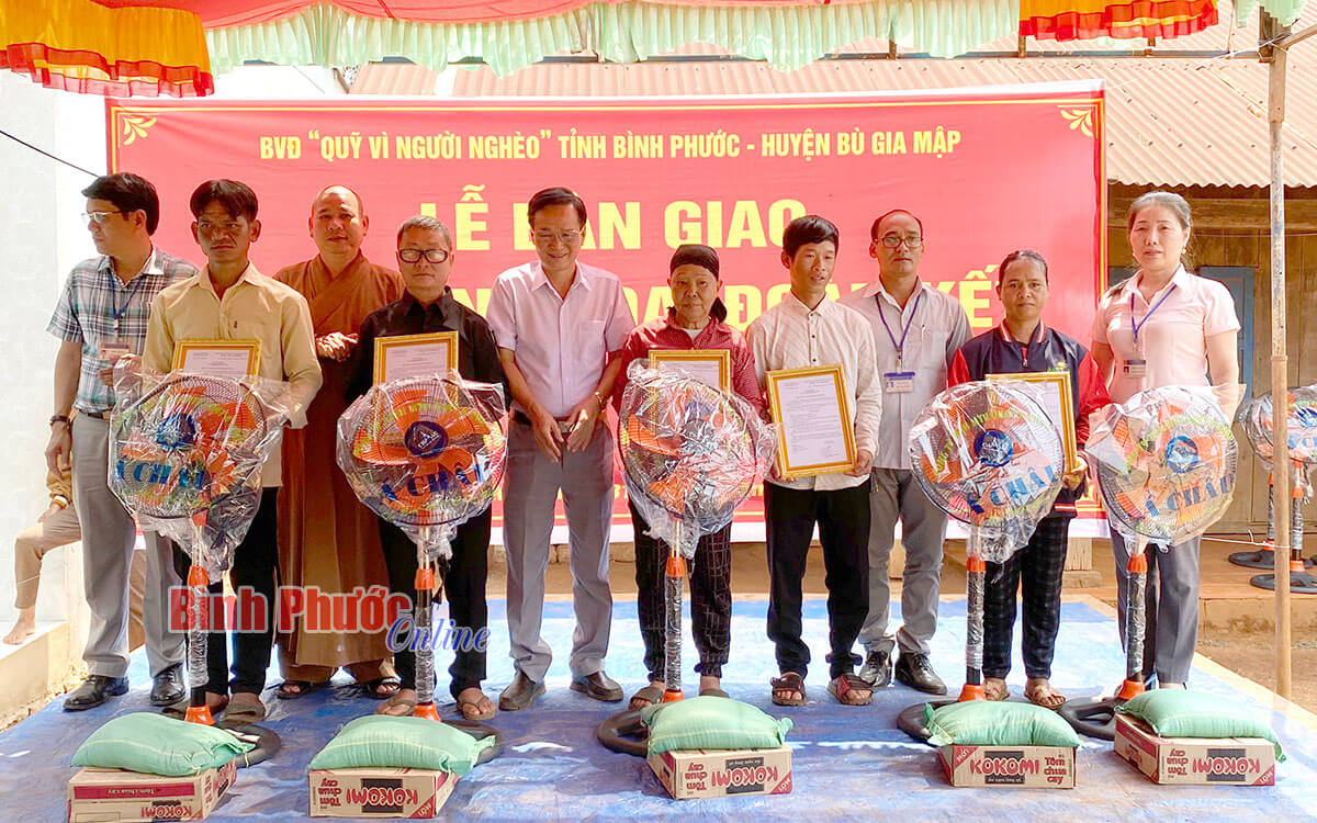 Lãnh đạo tỉnh, huyện Bù Gia Mập và nhà tài trợ trao quyết định bàn giao nhà và tặng quà cho các hộ nghèo ở xã Bù Gia Mập