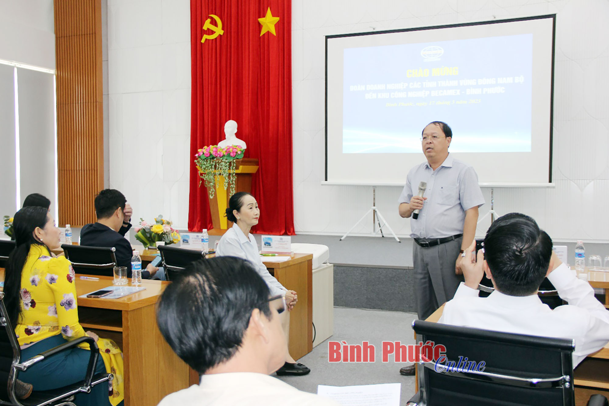 Lãnh đạo Ban Quản lý khu kinh tế tỉnh trả lời những vấn đề doanh nghiệp quan tâm