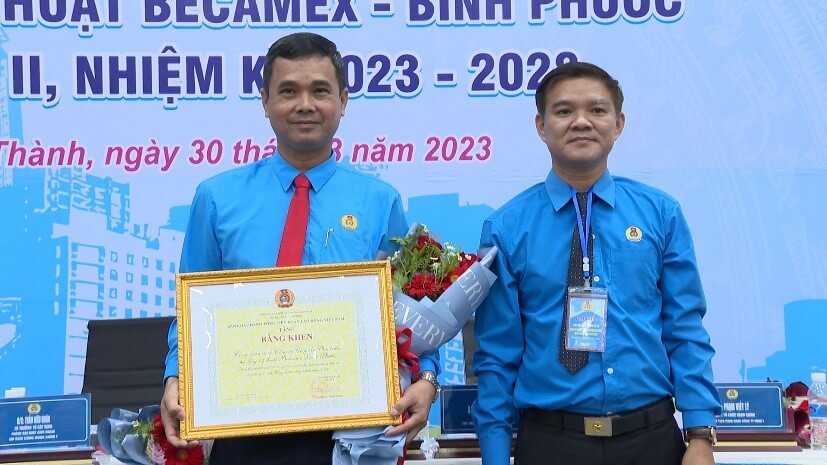 Phó Chủ tịch LĐLĐ tỉnh Nguyễn Trung Dũng trao bằng khen của Tổng LĐLĐ Vệt Nam cho Công đoàn Becamex- Bình Phước