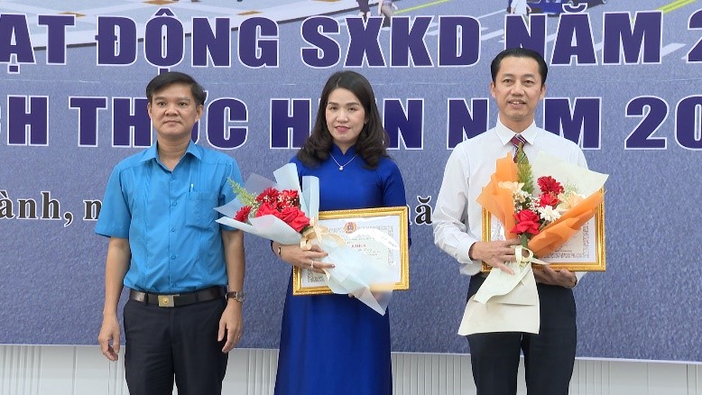 Phó Chủ tịch Liên đoàn Lao động tỉnh Nguyễn Trung Dũng tặng bằng khen cho 2 cá nhân