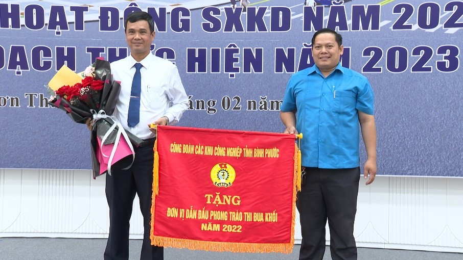 Chủ tịch Công đoàn các khu công nghiệp tỉnh Trần Bá Lợi trao cờ thi đua xuất sắc cho Công đoàn Công ty Cổ phần Phát triển Hạ tầng Kỹ thuật Becamex - Bình Phước