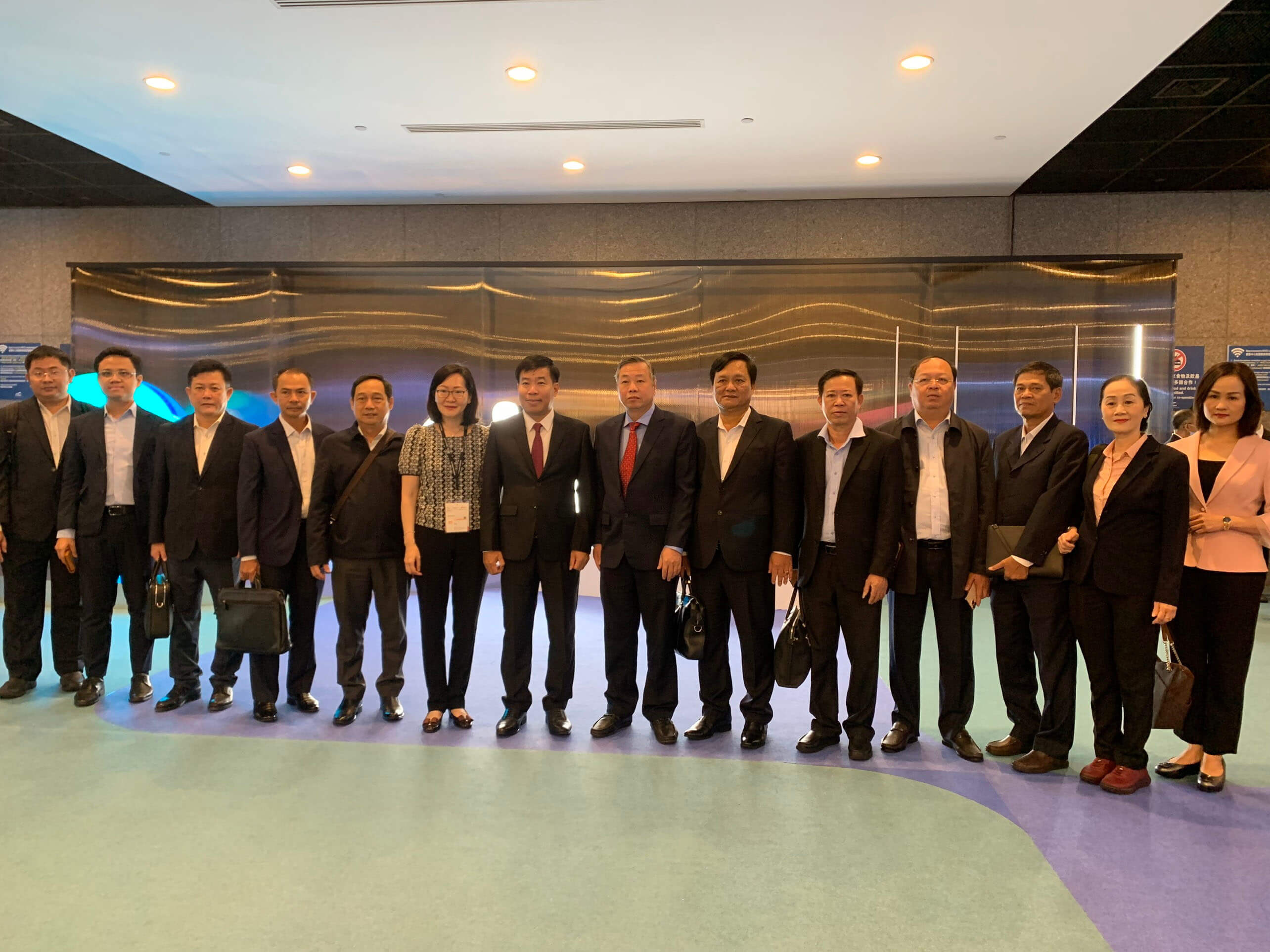 The Binh Phuoc provincial delegation takes a commemorative photo with Mr. Patrick Lau - Deputy Executive Director of the Hong Kong Trade Development Council (HKTDC).