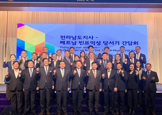 Mr. Nguyen Manh Cuong - Secretary of the Provincial Party Committee of Binh Phuoc and Kim YUNG-ROK – Governor of Jeollanam province took commemorative photos with the joint delegation of the two provinces.
