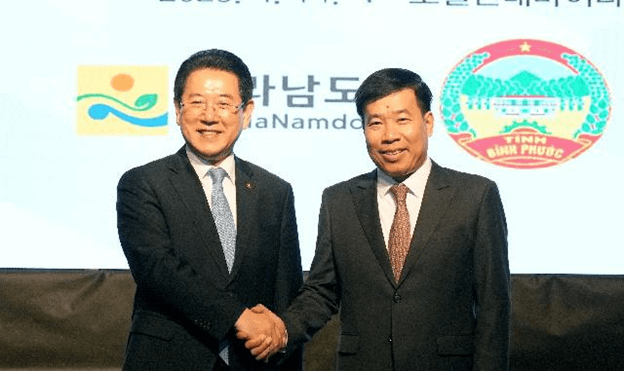 Mr. Nguyen Manh Cuong, Secretary of the Provincial Party Committee of Binh Phuoc Province, and Mr. Kim Yung-Rok, Governor of Jeollanam Province, took a commemorative photo.
