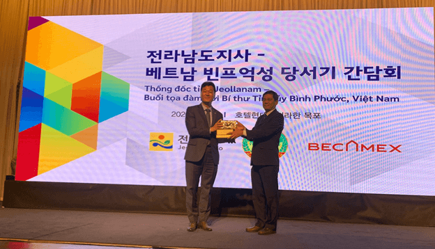 Mr. Huynh Huu Thiet, Vice Chairman of the Provincial People's Council of Binh Phuoc, received a commemorative gift from Mr. Seo Dong Wook, Chairman of the Provincial People's Council of Jeollanam.