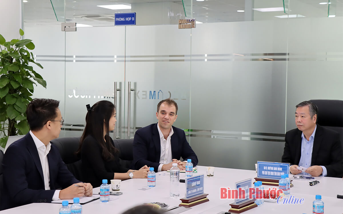 Trưởng đại diện John Swire & Sons tại Việt Nam Josh Williams quan tâm đến thông tin thu hút đầu tư của Bình Phước