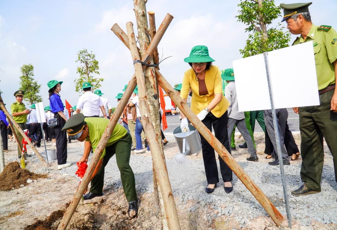 Lãnh đạo tỉnh, lãnh đạo các đơn vị phát động lễ trồng cây (2)