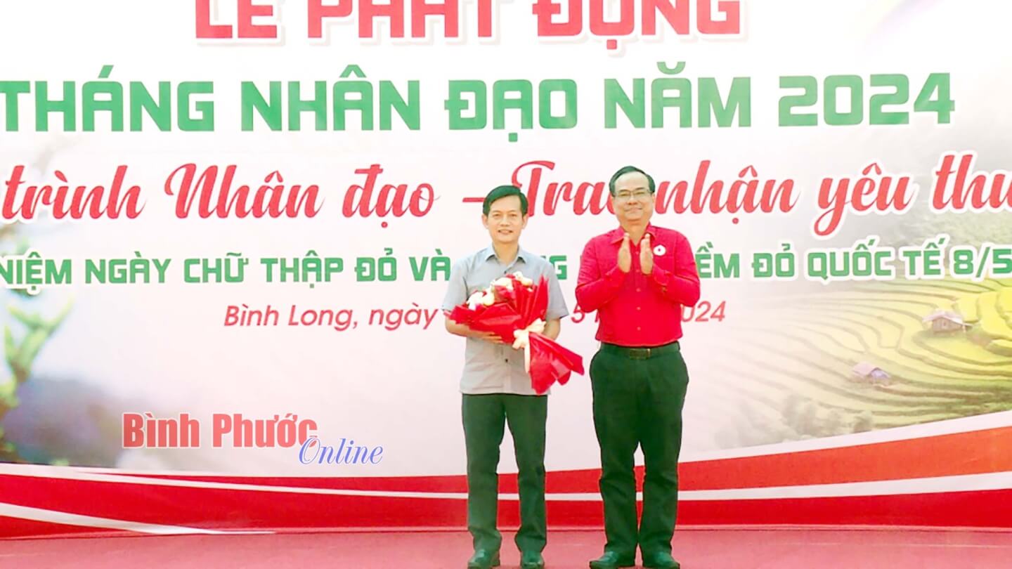 Phó Chủ tịch Trung ương Hội Chữ thập đỏ Việt Nam Vũ Thanh Lưu tặng hoa tri ân lãnh đạo Công ty Cổ phần Phát triển Hạ tầng Kỹ thuật Becamex - Bình Phước