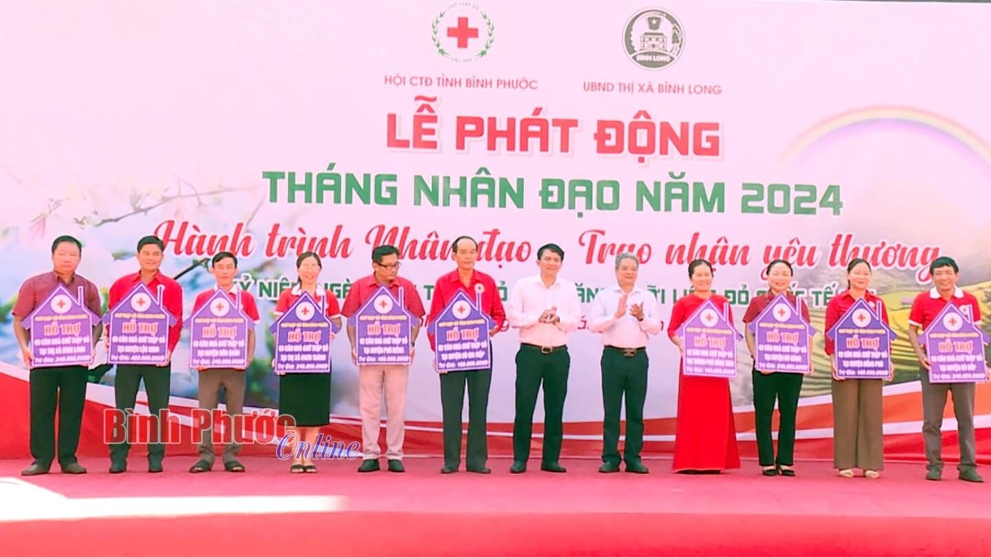 Lãnh đạo Hội Chữ thập đỏ 10 huyện, thị xã tiếp nhận bảng tượng trưng nhà "chữ thập đỏ"