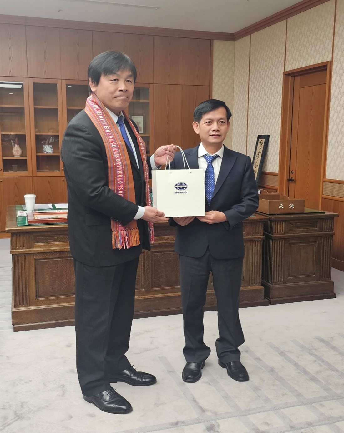 Ông Đặng Văn Dũng – TGĐ công ty tặng quà lưu niệm cho ông Hase Hiroshi – Thống đốc tỉnh Ishikawa Ông Đặng Văn Dũng – TGĐ công ty tặng quà lưu niệm cho ông Hase Hiroshi – Thống đốc tỉnh Ishikawa