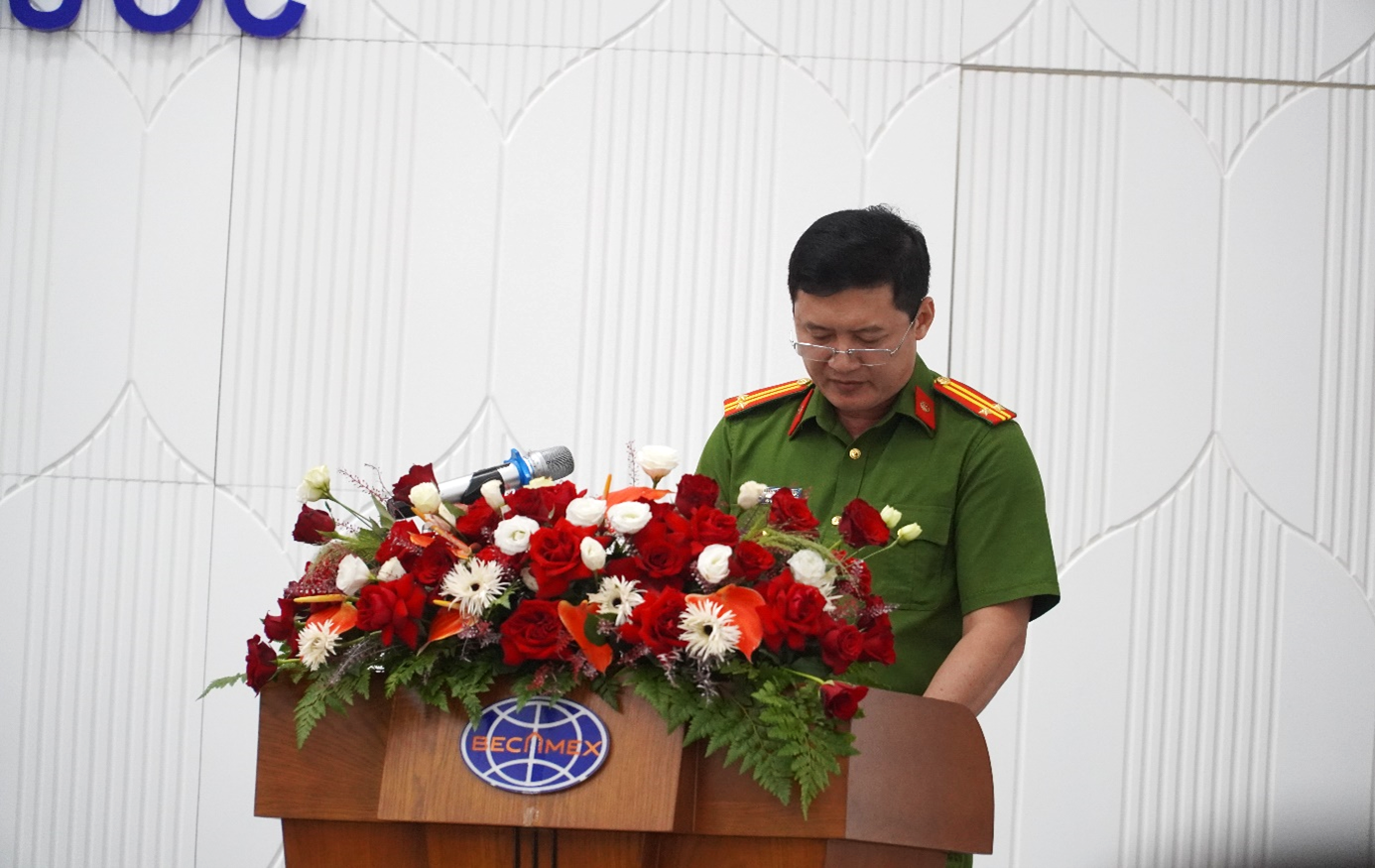 Đồng chí Trung tá Huỳnh Công Tấn – Phó Công an phường Chơn Thành báo cáo tại hội nghị Đồng chí Trung tá Huỳnh Công Tấn – Phó Công an phường Chơn Thành báo cáo tại hội nghị
