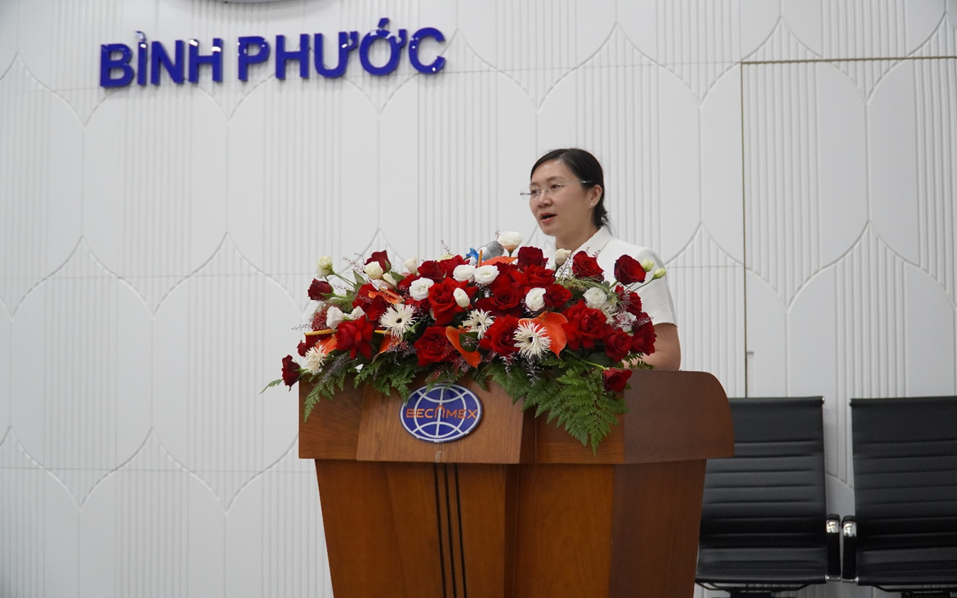 Đồng chí Nguyễn Lâm Hoàng Dung – UVBTV Đảng ủy – Phó Chủ tịch UBND phường Chơn Thành phát biểu tại hội nghị Đồng chí Nguyễn Lâm Hoàng Dung – UVBTV Đảng ủy – Phó Chủ tịch UBND phường Chơn Thành phát biểu tại hội nghị