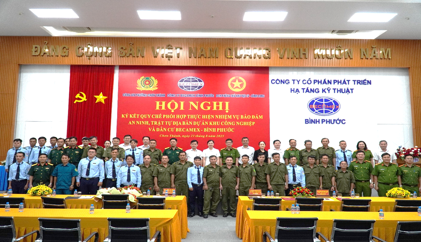 Các đại biểu tham dự chụp hình lưu niệm. Các đại biểu tham dự chụp hình lưu niệm.