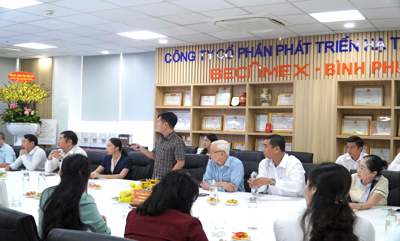 Ông Đặng Văn Dũng – Tổng Giám đốc Công ty phát biểu tại buổi làm việc Ông Đặng Văn Dũng – Tổng Giám đốc Công ty phát biểu tại buổi làm việc