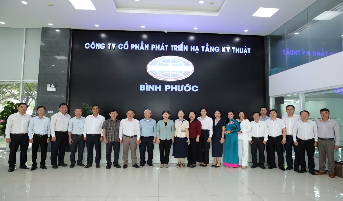 Đoàn công tác chụp hình lưu niệm cùng tập thể lãnh đạo Công ty Đoàn công tác chụp hình lưu niệm cùng tập thể lãnh đạo Công ty