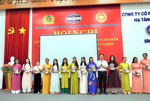 Lãnh đạo Công ty và BCH Công đoàn Công ty tặng hoa và quà cho CB,CNV và NLĐ nữ Công ty