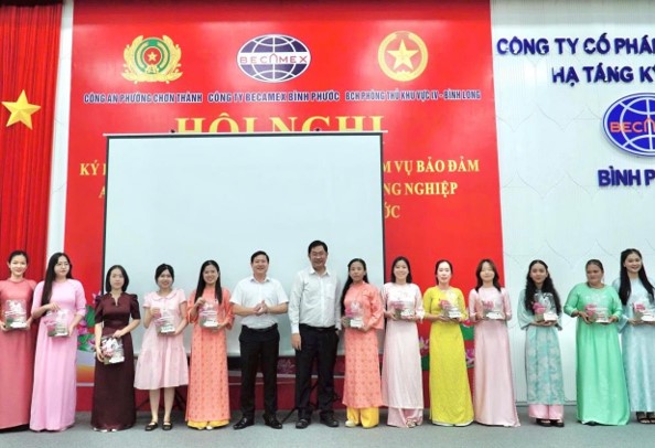 Lãnh đạo Công ty và BCH Công đoàn Công ty tặng hoa và quà cho CB,CNV và NLĐ nữ Công ty Lãnh đạo Công ty và BCH Công đoàn Công ty tặng hoa và quà cho CB,CNV và NLĐ nữ Công ty