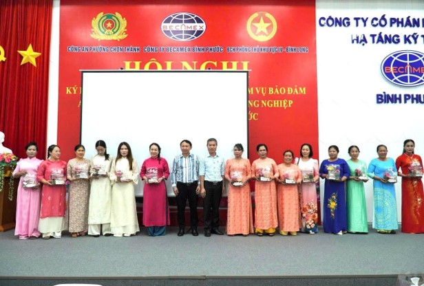 Lãnh đạo Công ty và BCH Công đoàn Công ty tặng hoa và quà cho CB,CNV và NLĐ nữ Công ty Lãnh đạo Công ty và BCH Công đoàn Công ty tặng hoa và quà cho CB,CNV và NLĐ nữ Công ty
