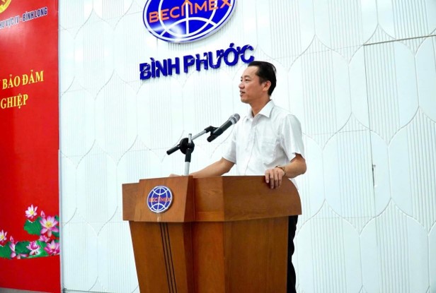 Lãnh đạo Công ty và BCH Công đoàn Công ty tặng hoa và quà cho CB,CNV và NLĐ nữ Công ty Lãnh đạo Công ty và BCH Công đoàn Công ty tặng hoa và quà cho CB,CNV và NLĐ nữ Công ty