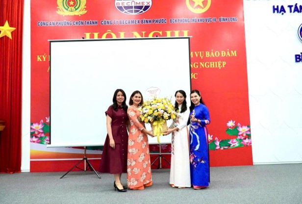 Lãnh đạo Công ty và BCH Công đoàn Công ty tặng hoa và quà cho CB,CNV và NLĐ nữ Công ty Lãnh đạo Công ty và BCH Công đoàn Công ty tặng hoa và quà cho CB,CNV và NLĐ nữ Công ty