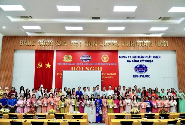 Lãnh đạo Công ty và BCH Công đoàn Công ty chụp ảnh lưu niệm cùng CB,CNV và NLĐ nữ Công ty Lãnh đạo Công ty và BCH Công đoàn Công ty chụp ảnh lưu niệm cùng CB,CNV và NLĐ nữ Công ty