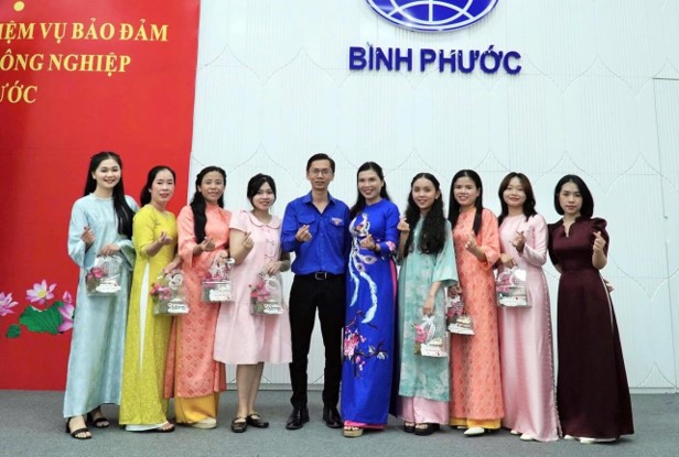 Lãnh đạo Công ty và BCH Công đoàn Công ty tặng hoa và quà cho CB,CNV và NLĐ nữ Công ty Lãnh đạo Công ty và BCH Công đoàn Công ty tặng hoa và quà cho CB,CNV và NLĐ nữ Công ty