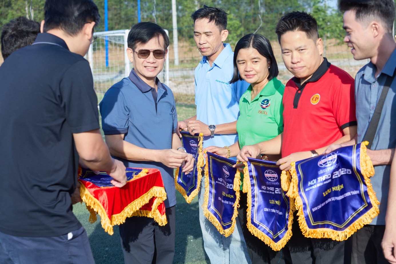 Ban Tổ chức trao cờ lưu niệm cho các đội tham gia hội thao