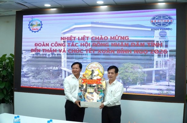 Lãnh đạo Đoàn công tác trao quà và gửi lời chúc Tết Ban điều hành Công ty Lãnh đạo Đoàn công tác trao quà và gửi lời chúc Tết Ban điều hành Công ty