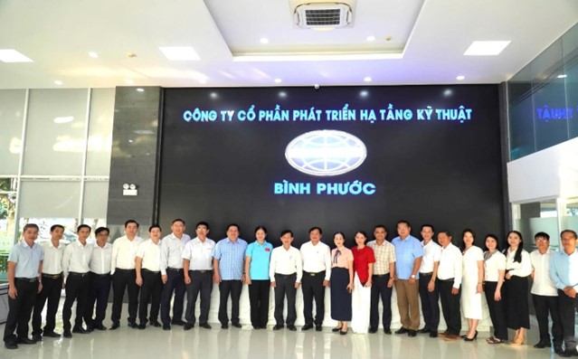 Đoàn công tác chụp hình lưu niệm cùng với Ban điều hành Công ty Đoàn công tác chụp hình lưu niệm cùng với Ban điều hành Công ty