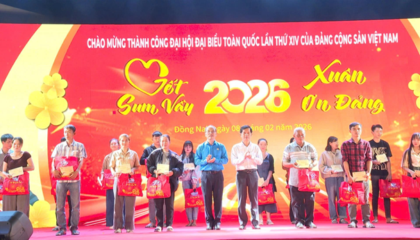 Ông Đặng Văn Dũng – TGĐ Công ty Becamex – Bình Phước trao quà cho  người lao động có hoàn cảnh khó khăn