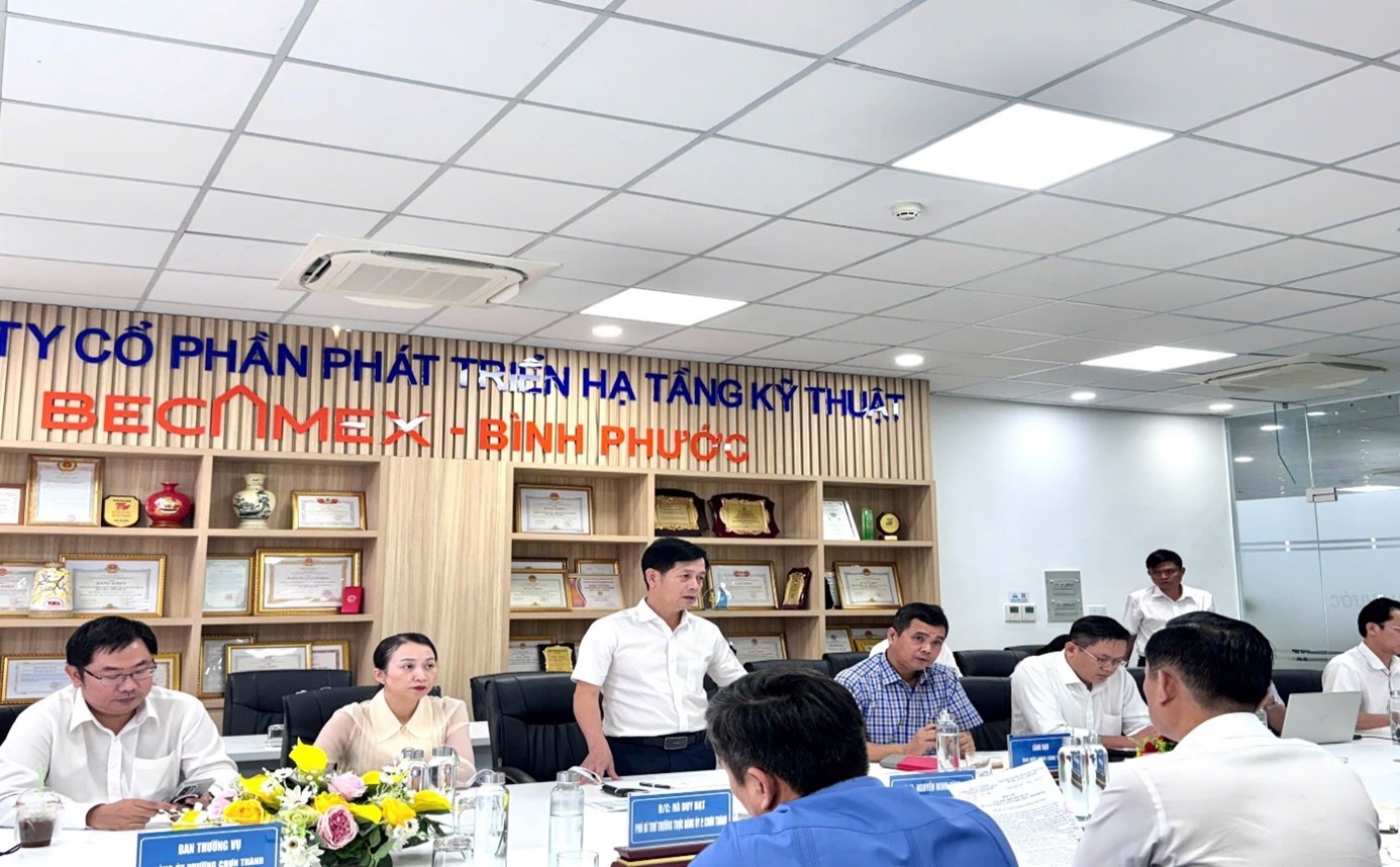 Ông Đặng Văn Dũng – Tổng Giám đốc Công ty phát biểu tại buổi làm việc Ông Đặng Văn Dũng – Tổng Giám đốc Công ty phát biểu tại buổi làm việc