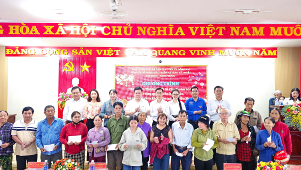 Đại diện Lãnh đạo các đơn vị trao quà Tết trao quà cho người dân có hoàn cảnh khó khăn tại xã Thiện Hưng