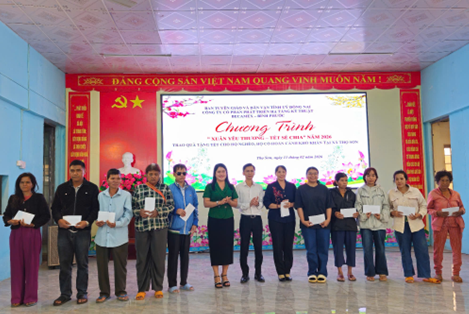 Đại diện Lãnh đạo các đơn vị trao quà Tết trao quà cho người dân có hoàn cảnh khó khăn tại xã Thọ Sơn Đại diện Lãnh đạo các đơn vị trao quà Tết trao quà cho người dân có hoàn cảnh khó khăn tại xã Thọ Sơn