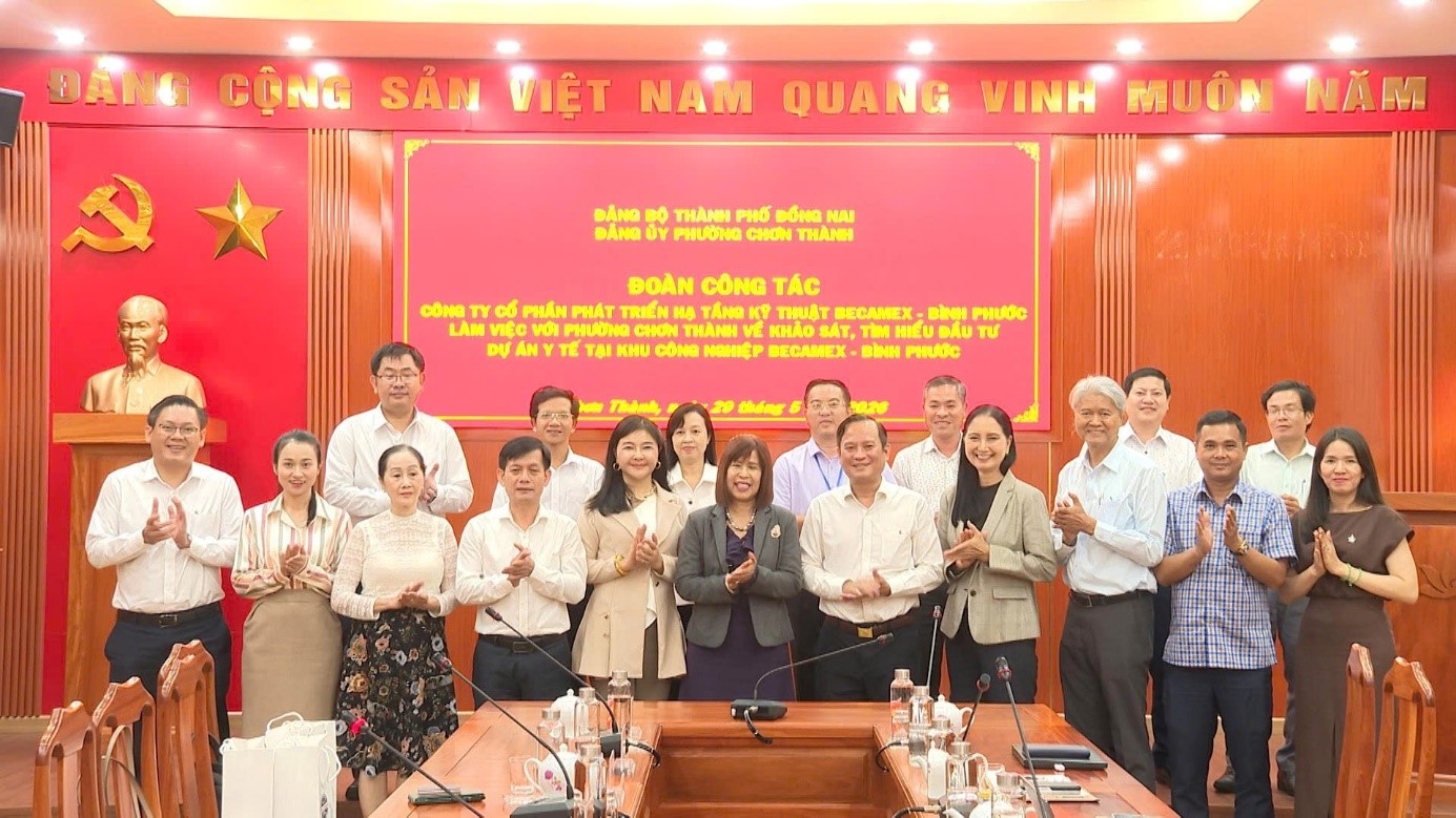 Lãnh đạo Đảng ủy phường Chơn Thành cùng lãnh đạo Becamex – Bình Phước và đối tác Thái Lan chụp ảnh lưu niệm