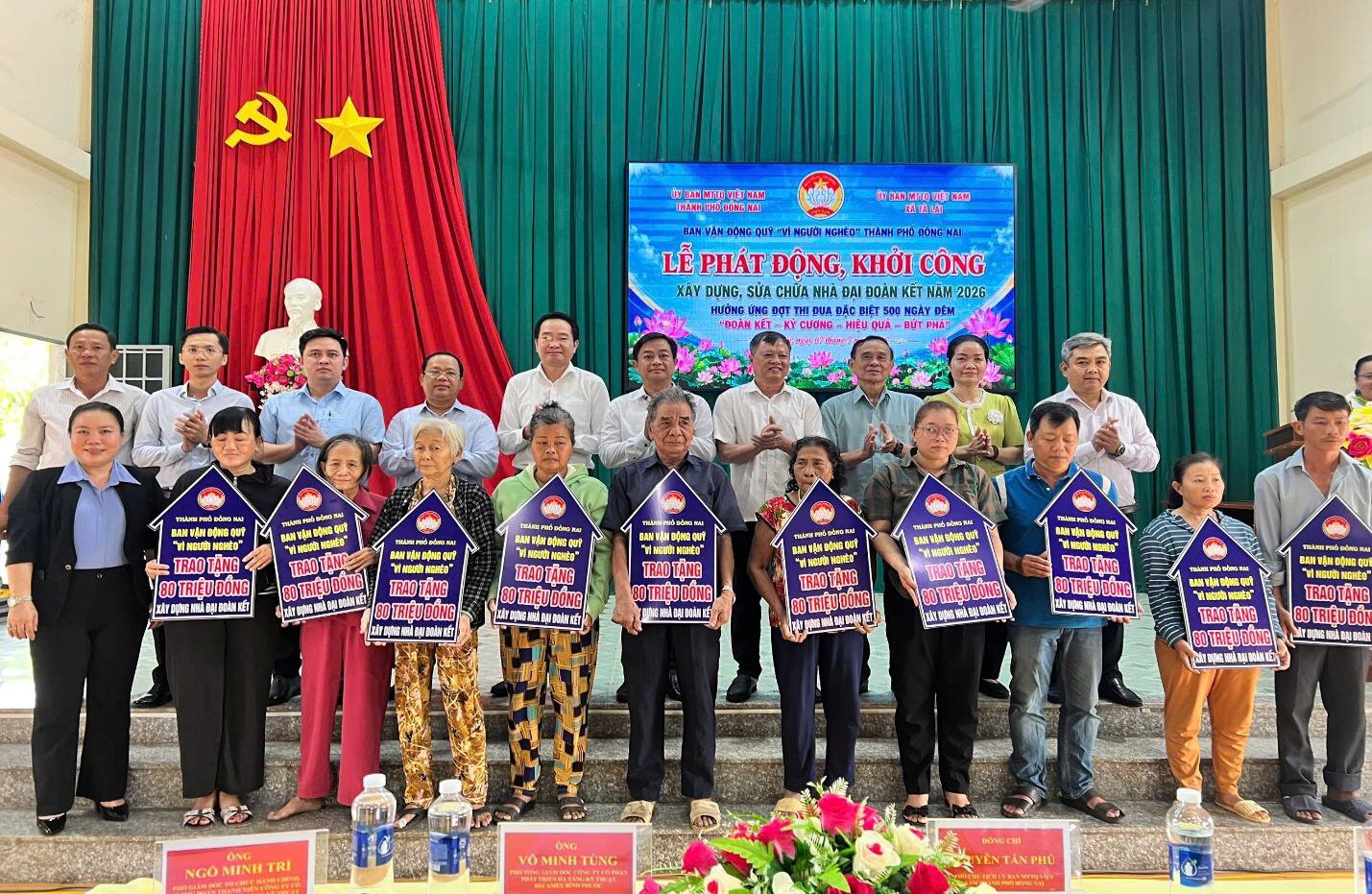 Lãnh đạo các đơn vị thực hiện trao bảng tượng trưng hỗ trợ kinh phí xây dựng, sửa chữa nhà Đại đoàn kết
