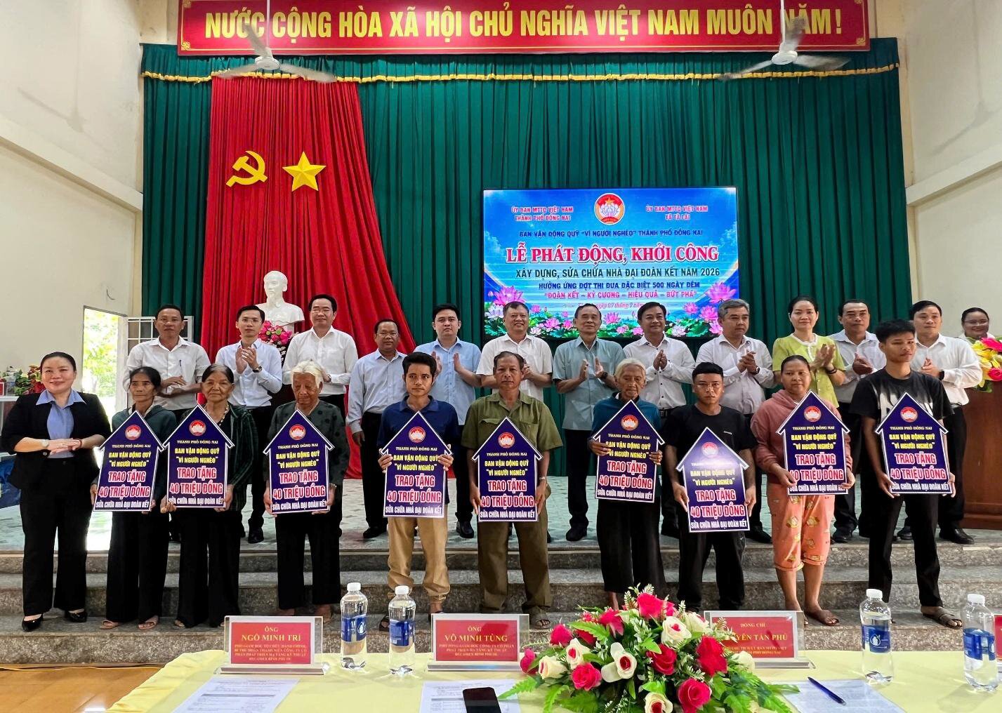 Lãnh đạo các đơn vị thực hiện trao bảng tượng trưng hỗ trợ kinh phí xây dựng, sửa chữa nhà Đại đoàn kết