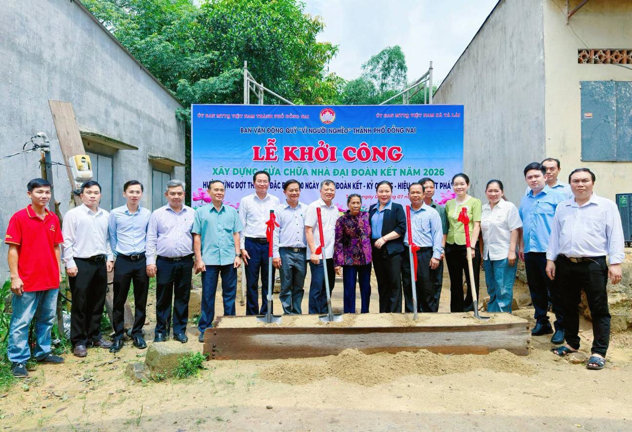 Lãnh đạo các đơn vị và đại diện hộ gia đình thực hiện nghi thức động thổ