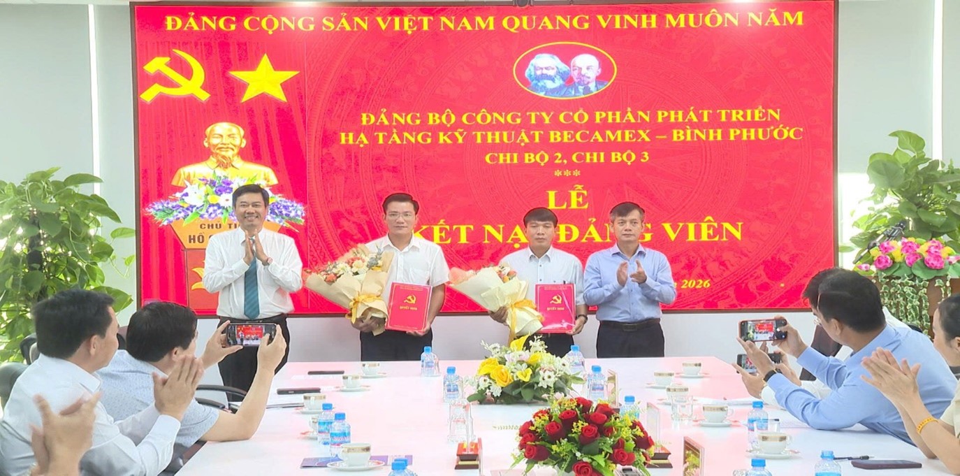 Đồng chí Viên Hồng Tiến, Thành ủy viên, Bí thư Đảng ủy phường Chơn Thành, cùng đồng chí Đặng Văn Dũng, Bí thư Đảng ủy, Tổng giám đốc Công ty Becamex - Bình Phước, trao quyết định, tặng hoa chúc mừng 02 quần chúng ưu tú