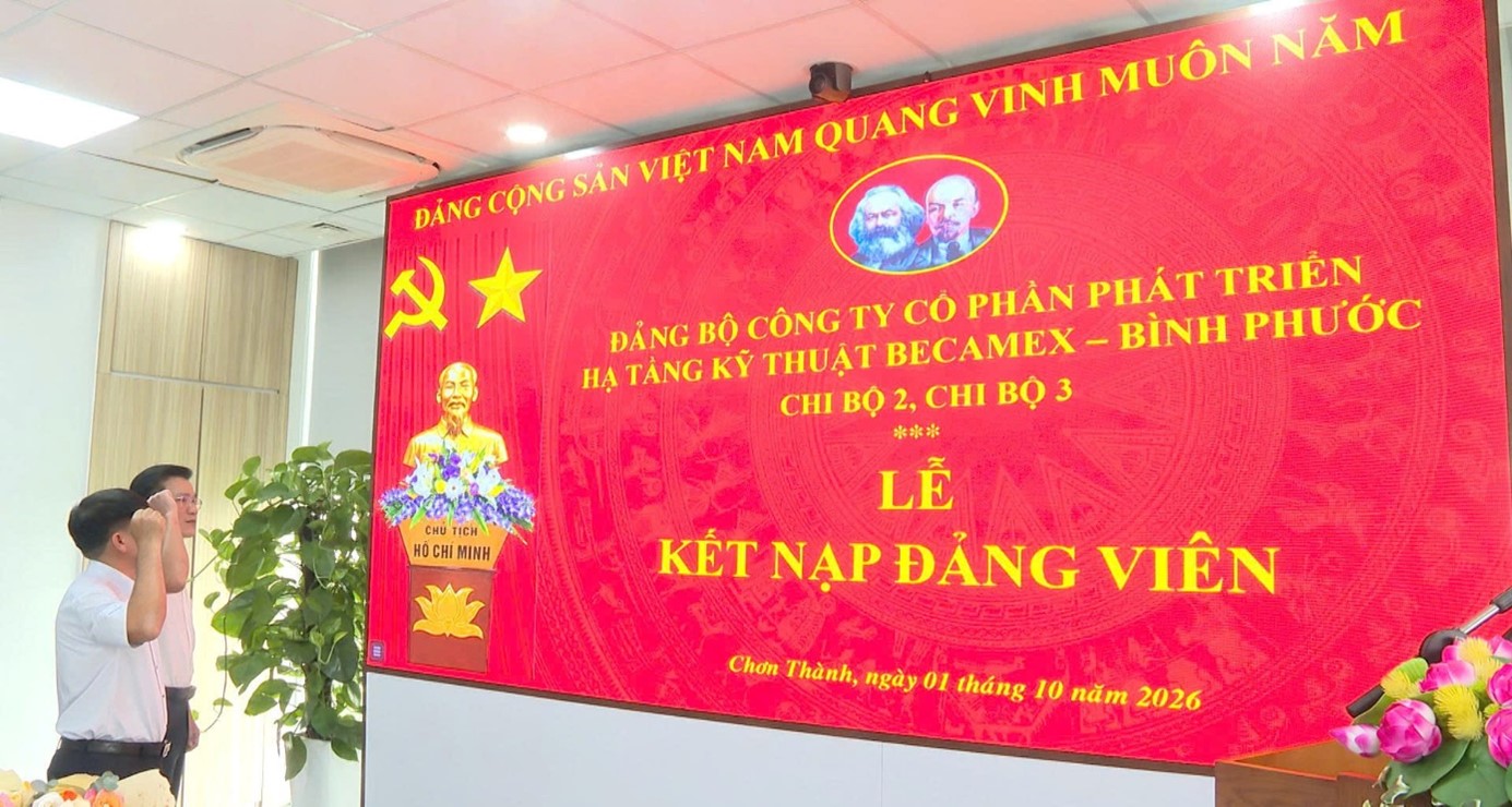 Các đồng chí đảng viên mới tuyên thệ tại buổi lễ
