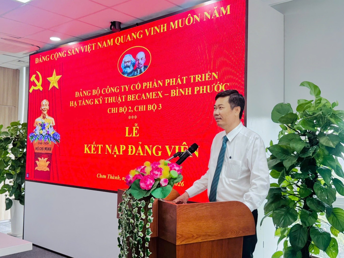 Đồng chí Viên Hồng Tiến, Thành ủy viên, Bí thư Đảng ủy phường Chơn Thành, phát biểu chỉ đạo tại buổi Lễ