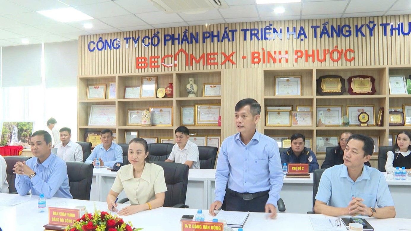 Đồng chí Đặng Văn Dũng, Bí thư Đảng ủy, Tổng giám đốc Công ty Becamex - Bình Phước, phát biểu tại buổi lễ