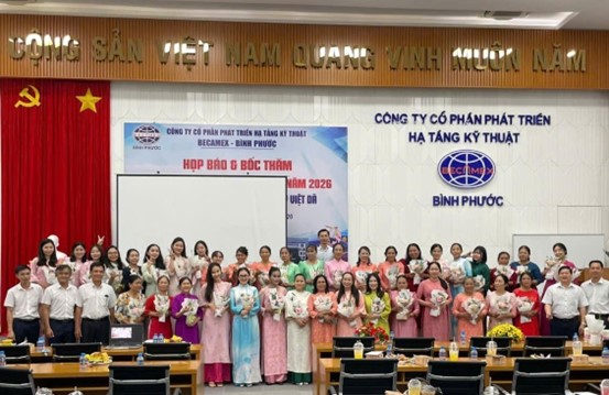 Lãnh đạo Công ty và BCH Công đoàn chụp ảnh lưu niệm cùng CB, CNV và NLĐ nữ Công ty