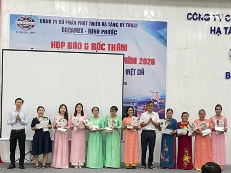 Lãnh đạo Công ty tặng hoa và quà cho CB, CNV và NLĐ nữ Công ty
